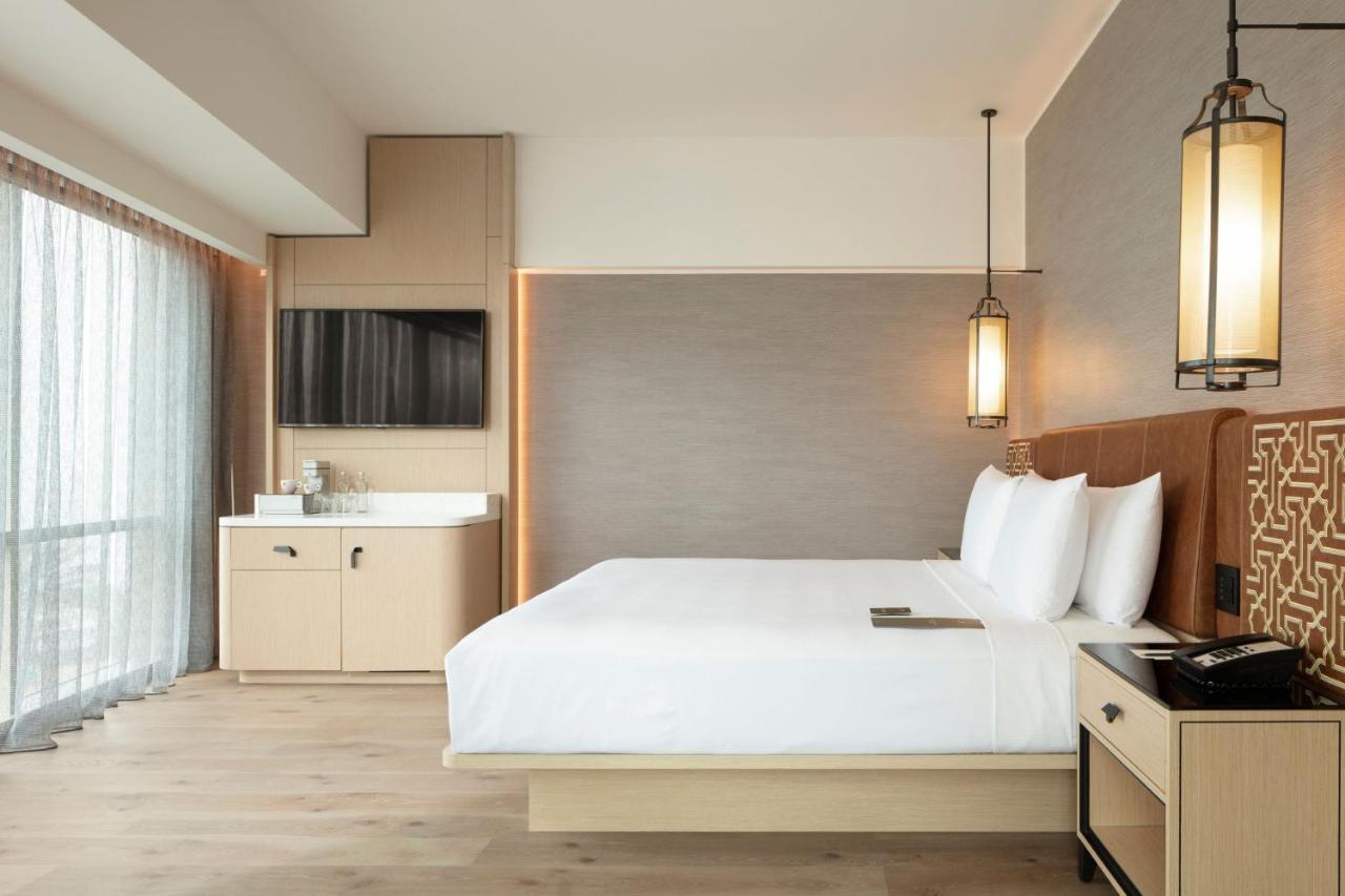 Contemporary Superior King Room with Oceanfront